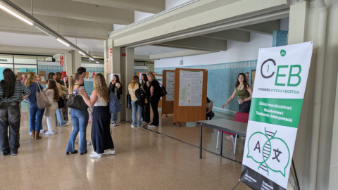 Fotografia del vestíbul de la facultat de biociències, on apareixen pòsters del congrés
